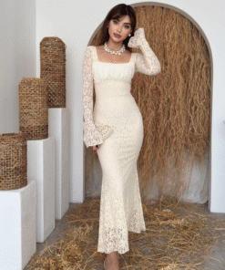 فستان بيج مصنوع من الدانتيل بتصميم يجمع بين الكلاسيكية والحداثة