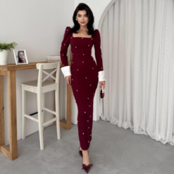 فستان خمري ستيل بإكسسوار اللؤلؤ