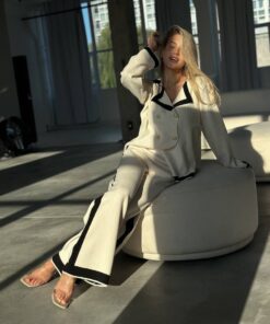 Alternative view of طقم تريكو كريمي بخطوط سوداء