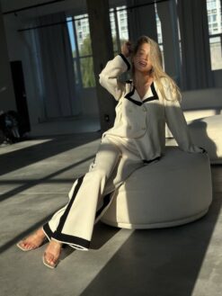 Alternative view of طقم تريكو كريمي بخطوط سوداء