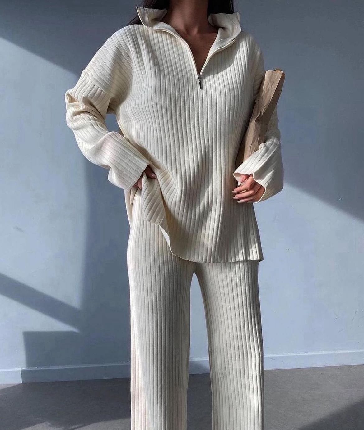 طقم “إيڤا” التريكو الكريمي - الصورة 3