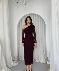 Alternative view of فستان دانتيل عنابي ملكي بكتف واحد