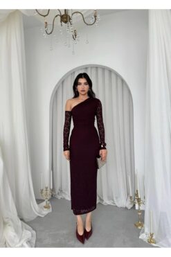 Alternative view of فستان دانتيل عنابي ملكي بكتف واحد