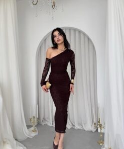 Alternative view of فستان دانتيل بني بكتف واحد