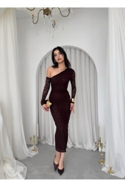 Alternative view of فستان دانتيل بني بكتف واحد