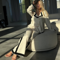 طقم تريكو كريمي بخطوط سوداء