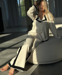 طقم تريكو كريمي بخطوط سوداء