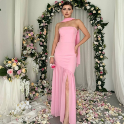 فستان أنثوي بيبي بينك بتفصيلة شال ناعمة