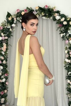 Alternative view of فستان أنثوي بيبي يلو بتفصيلة شال ناعمة