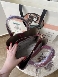 ⁦:
شنطة V’SHINE الجلدية الفاخرة – لون عنابي (Burgundy Elegance)⁩ - الصورة ⁦4⁩