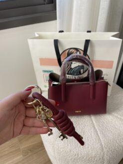 ⁦:
شنطة V’SHINE الجلدية الفاخرة – لون عنابي (Burgundy Elegance)⁩ - الصورة ⁦3⁩
