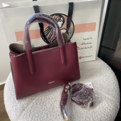 :
شنطة V’SHINE الجلدية الفاخرة – لون عنابي (Burgundy Elegance)